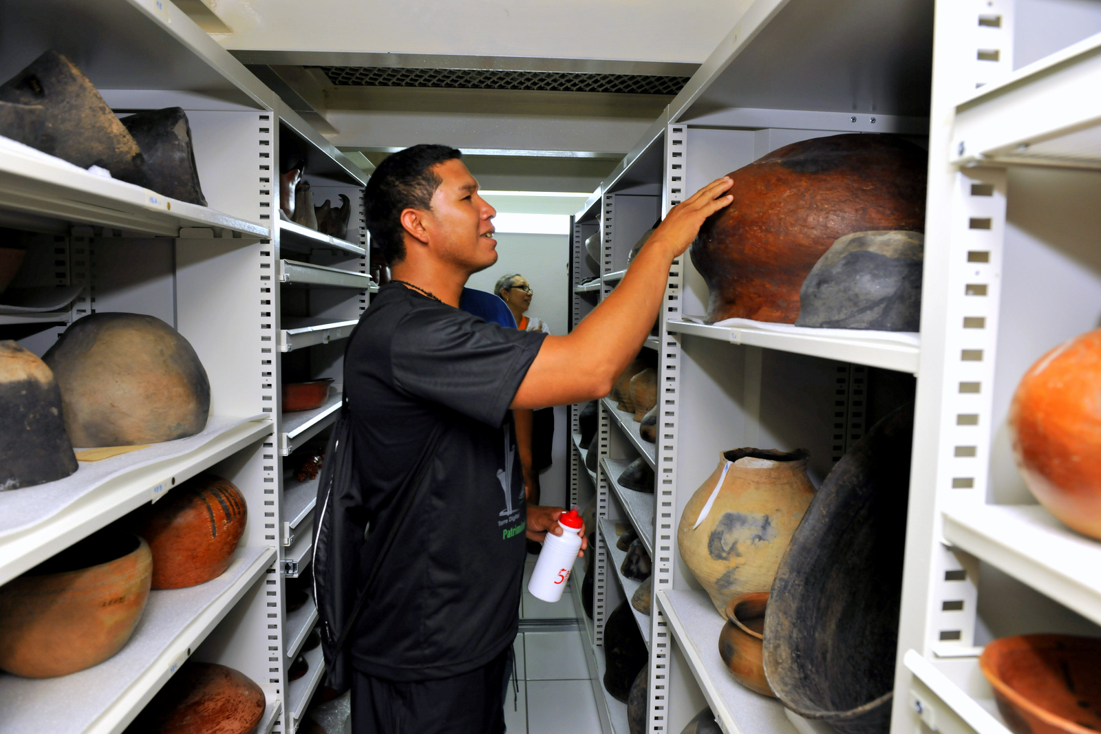 Pesquisadores Kalapalo identificando peças no acervo de cultura material do Museu do Índio/FUNAI, no Rio de Janeiro