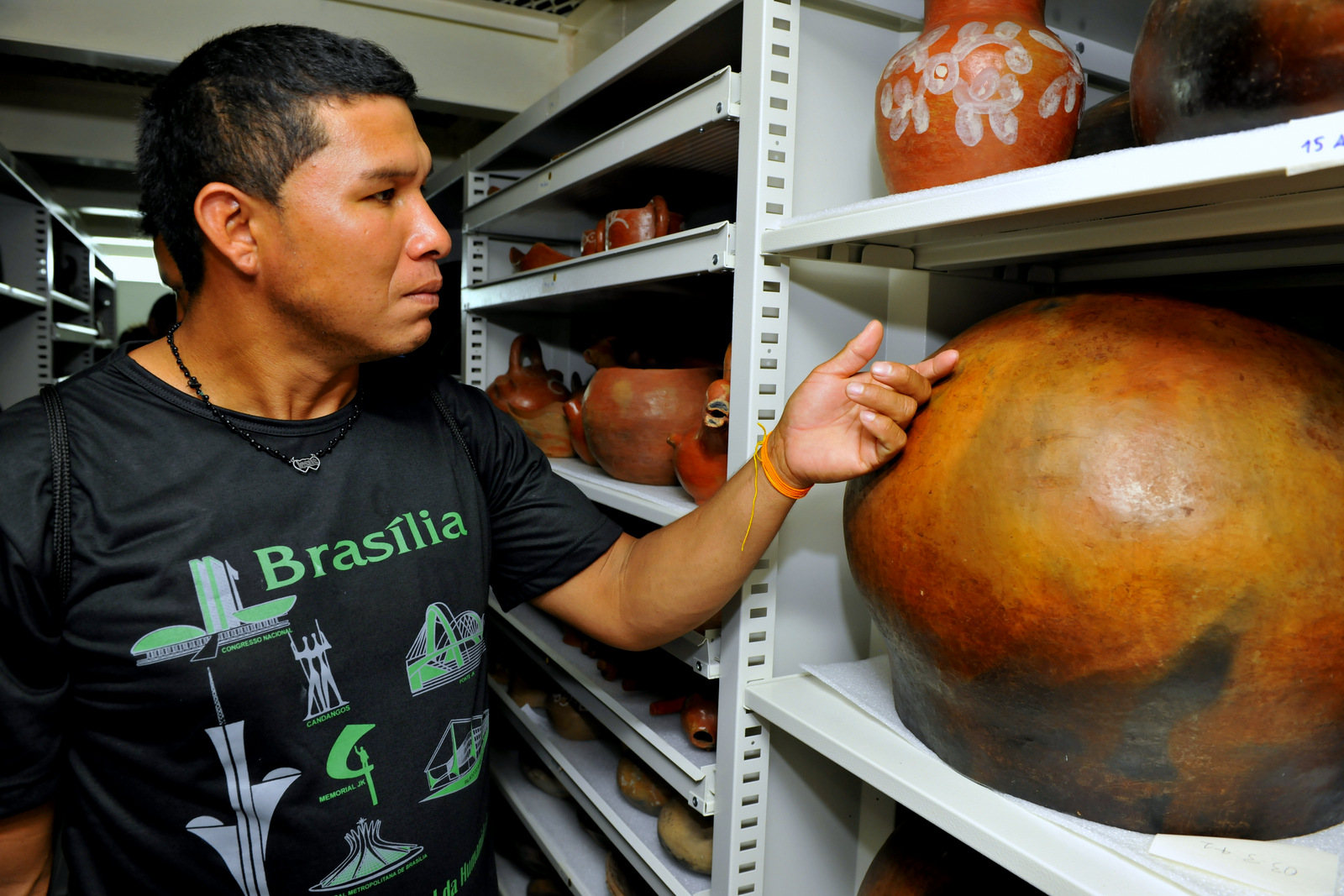 Pesquisadores Kalapalo identificando peças no acervo de cultura material do Museu do Índio/FUNAI, no Rio de Janeiro